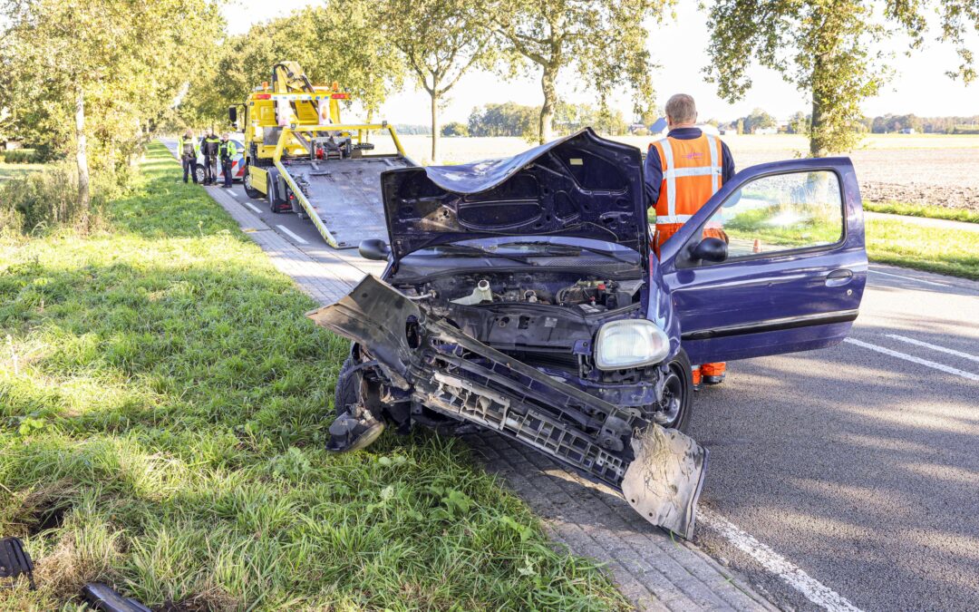 Auto botst tegen boom langs Lemsterweg