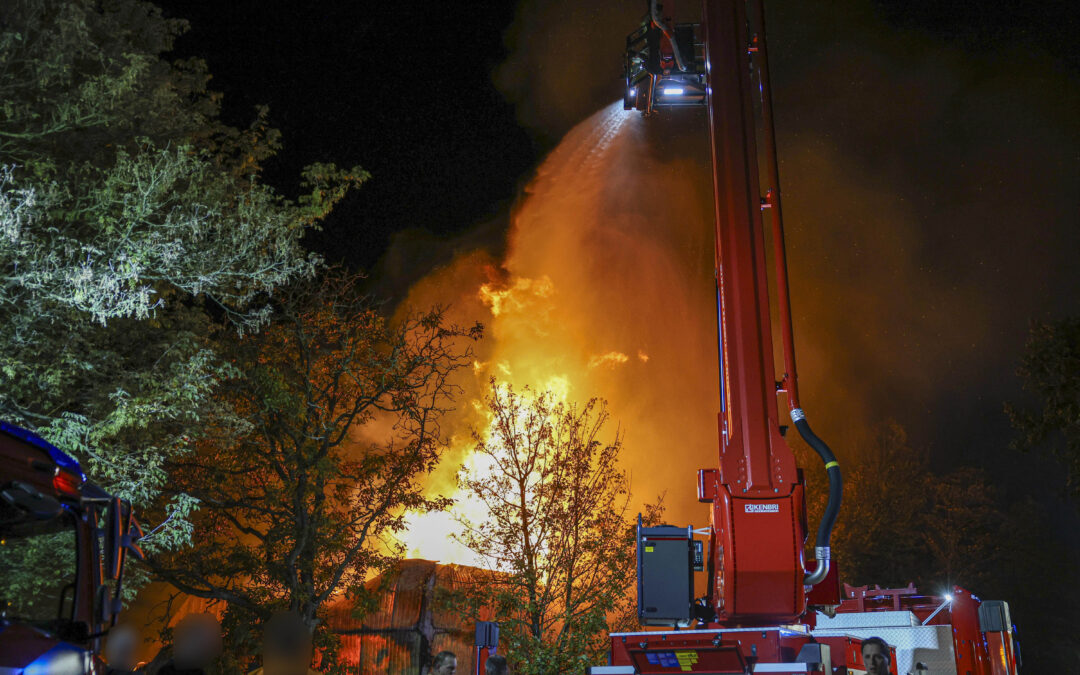 Grote brand verwoest schuren aan Zwijnsweg