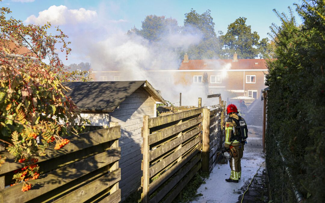 Gasflessen ontploft bij felle schuurbrand