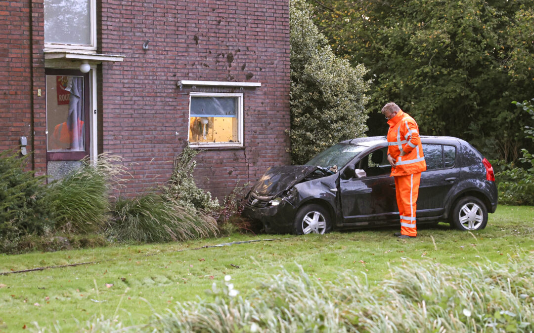 Auto botst tegen woning langs N719