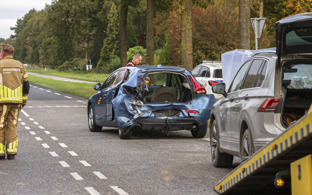 Gewonde uit auto geholpen na kop-staartbotsing