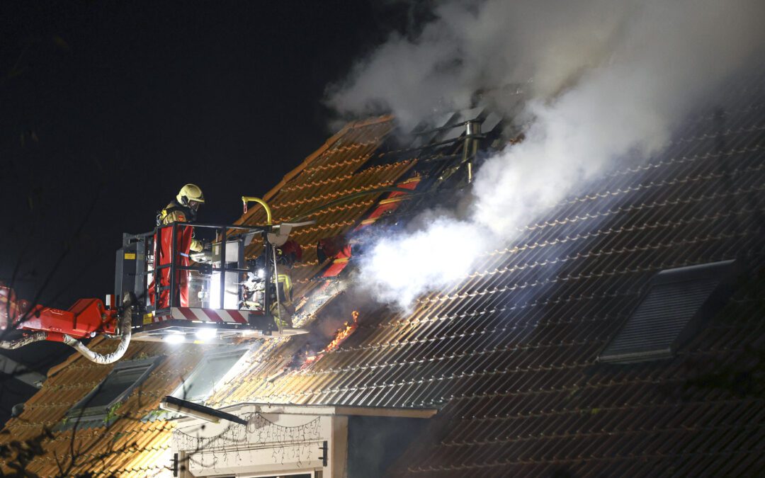 Brandweer groots ingezet bij brand in woonboerderij