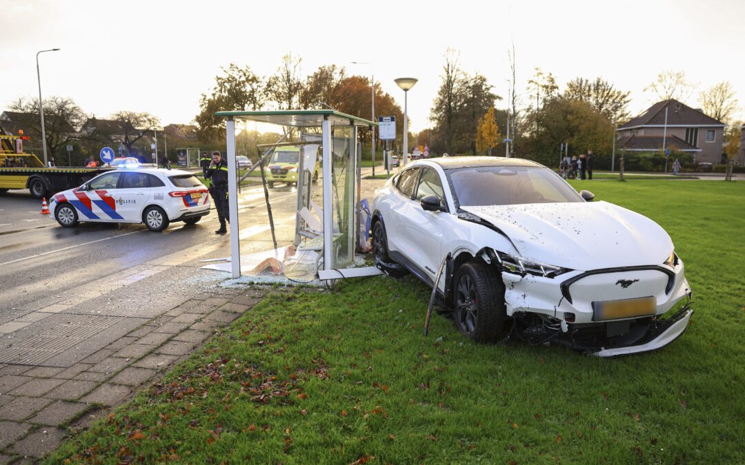 Ravage na aanrijding op Amsterdamweg