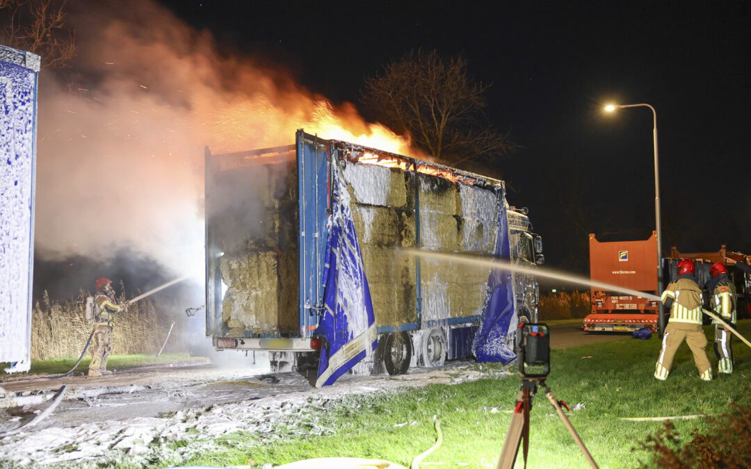 Passant ontdekt vrachtwagenbrand en wekt chauffeur