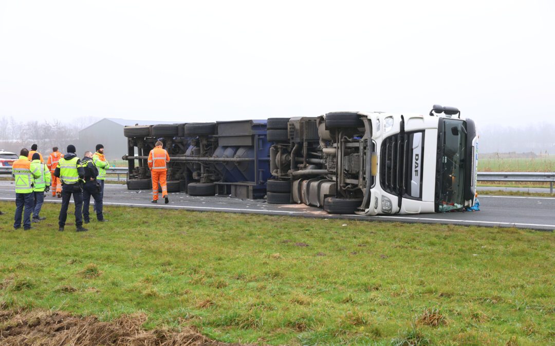 Tankwagen gekanteld op N50