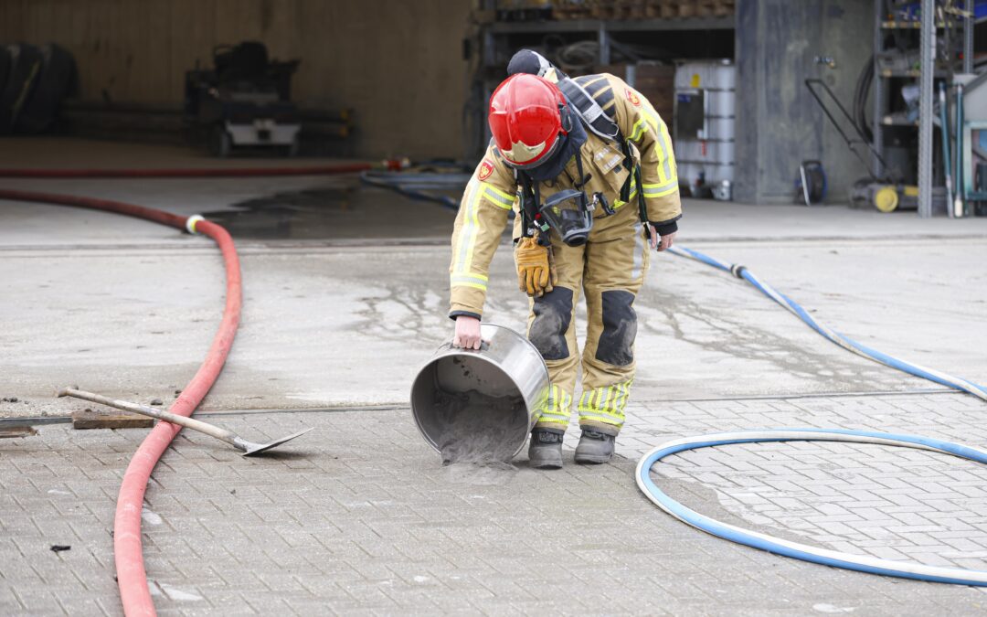 Brandweer rukt uit voor smeulbrand in spuiterij