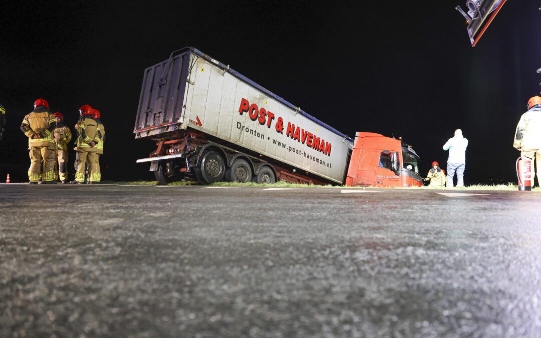 Vrachtwagen glijdt rechtdoor op T-splitsing