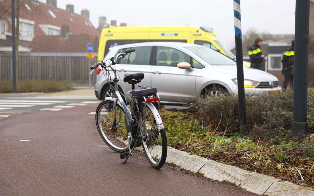 Jonge fietser lichtgewond na botsing met auto