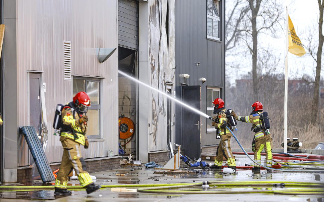 Grote brand in bedrijfspand, brandweer massaal ingezet