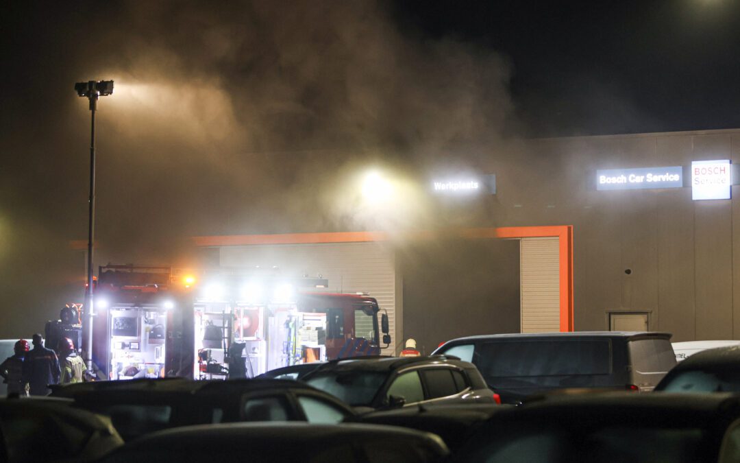 Veel schade in autobedrijf door brandend voertuig