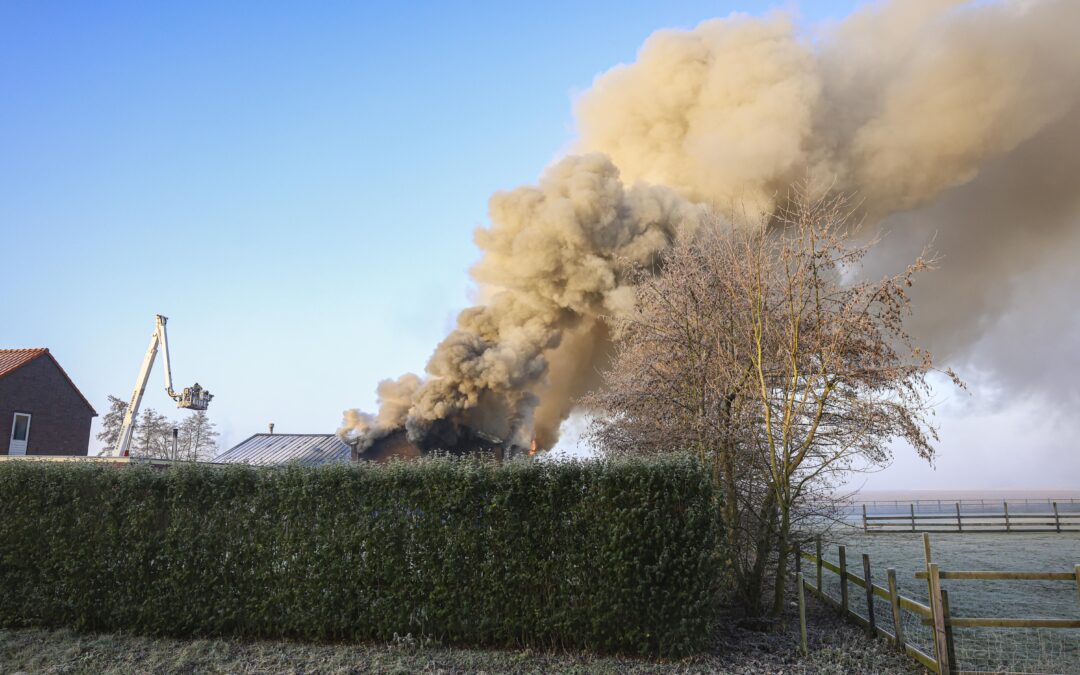 Grote brand met veel rook, schuur verwoest