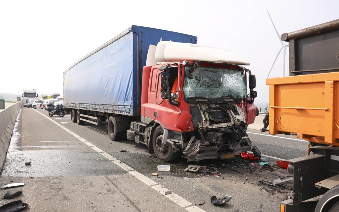 Vrachtwagens botsen in file na storing Ketelbrug