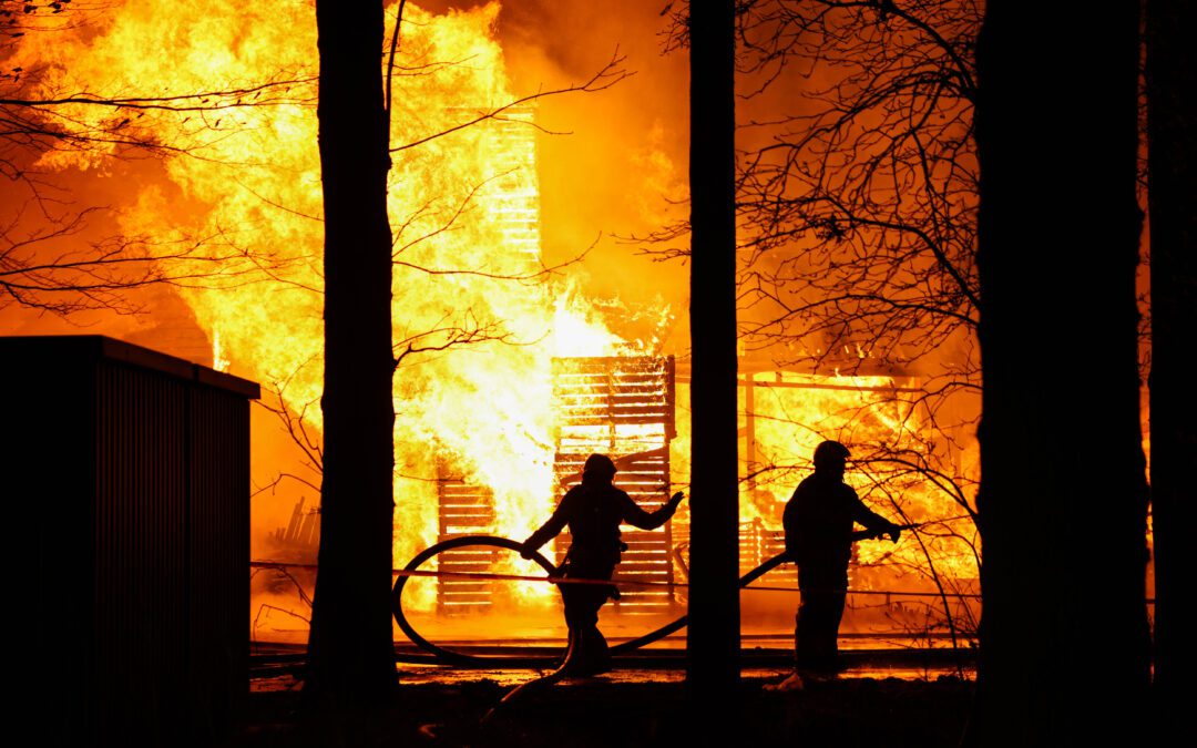 Zeer grote brand in schuren vol openhaardhout