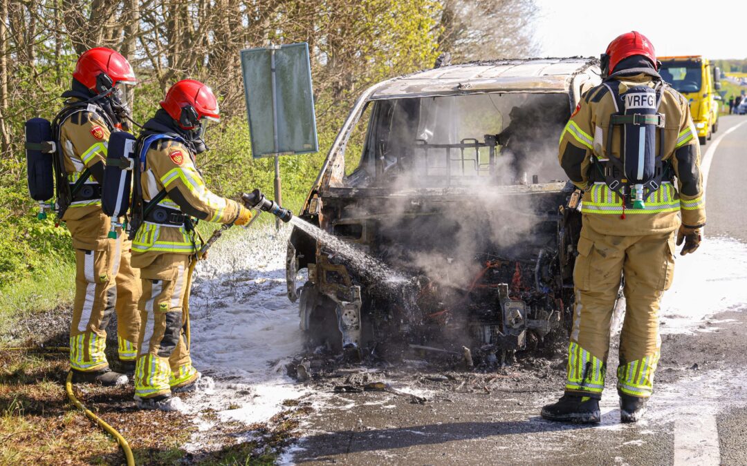 Bestelbus uitgebrand op afrit A6