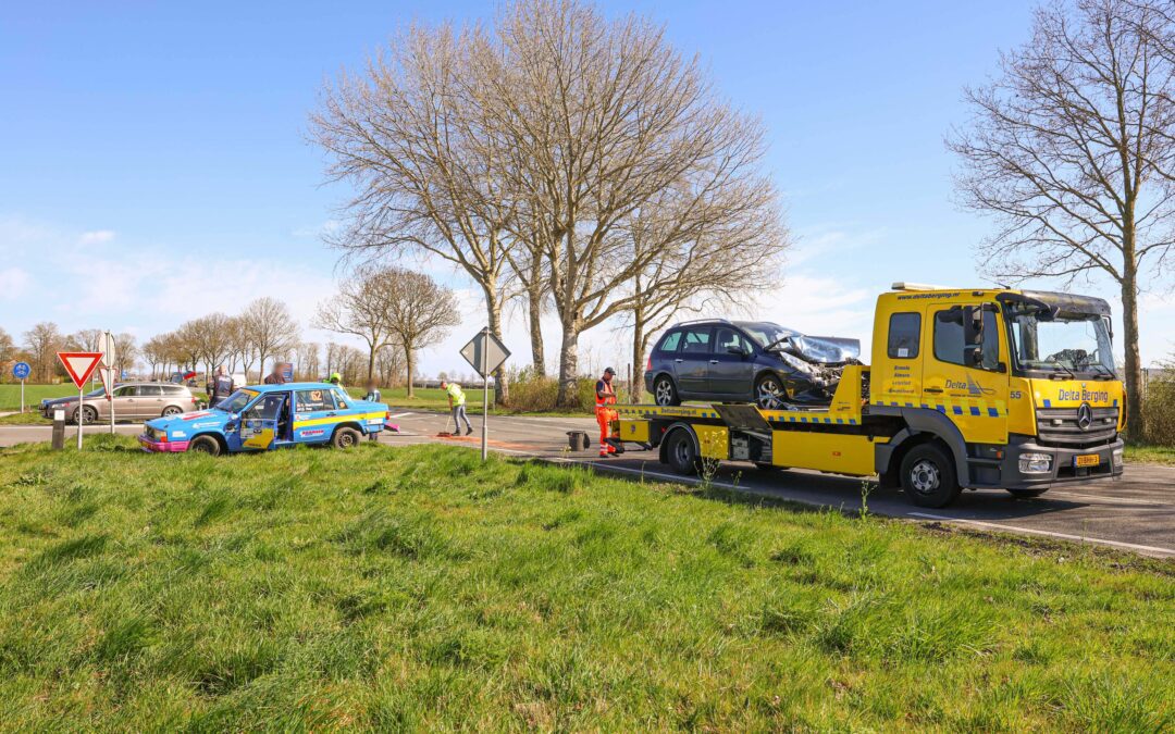 Rallyauto betrokken bij aanrijding op Muntweg