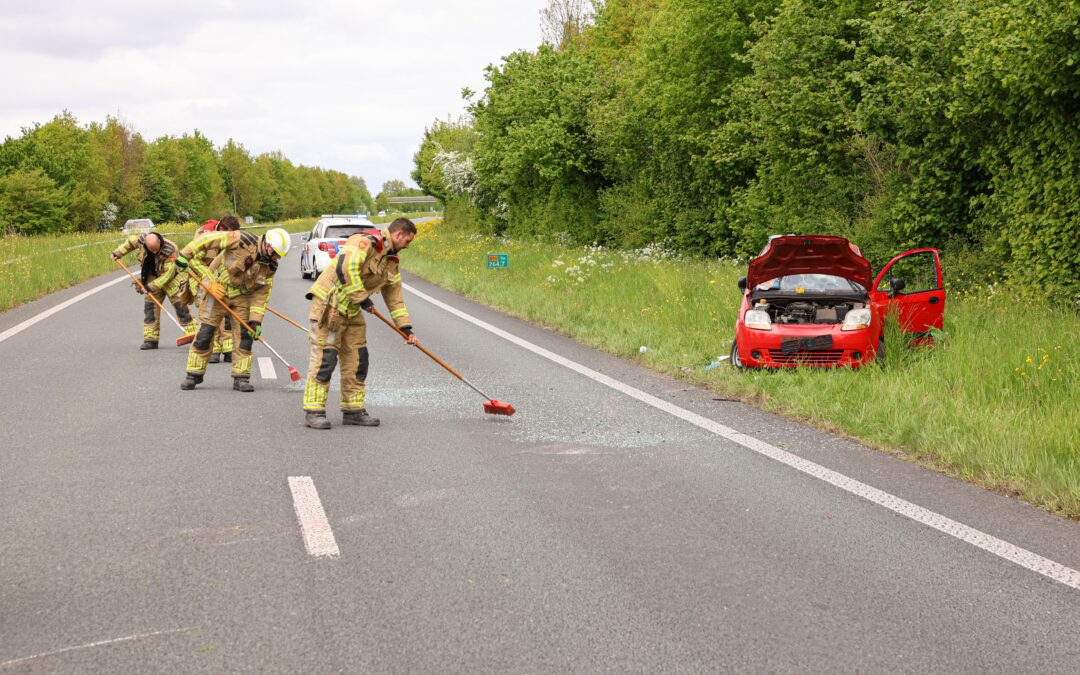 Auto over de kop op de N50