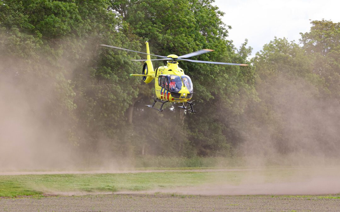 Traumahelikopter geland voor gewonde motorcrosser