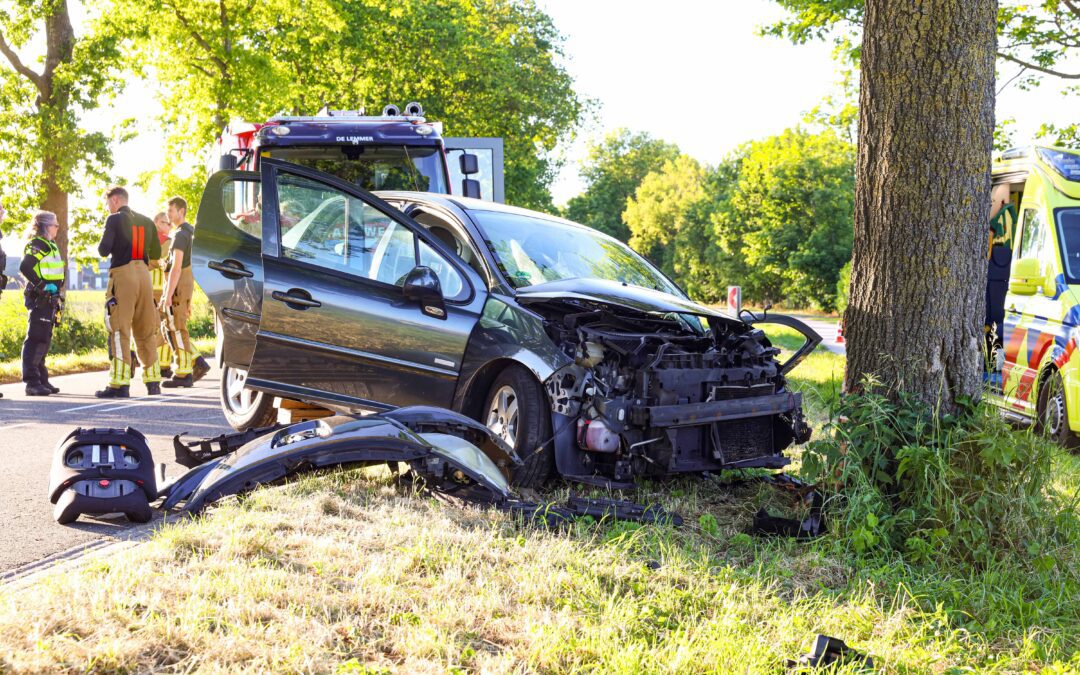 Automobilist gewond bij ongeluk Lemsterweg
