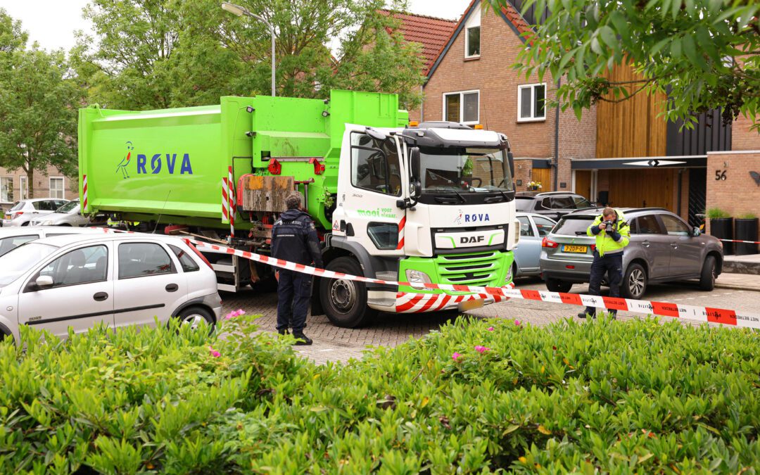 Fietser overleden na botsing met vuilniswagen
