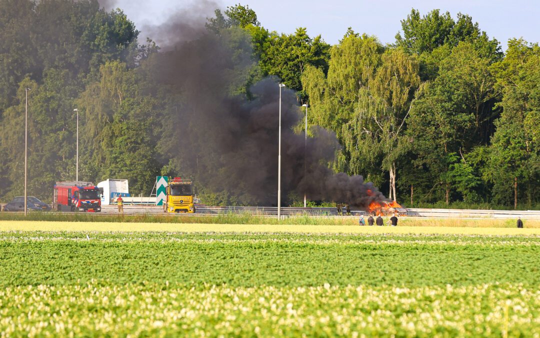 Auto uitgebrand op A6 bij knooppunt Emmeloord
