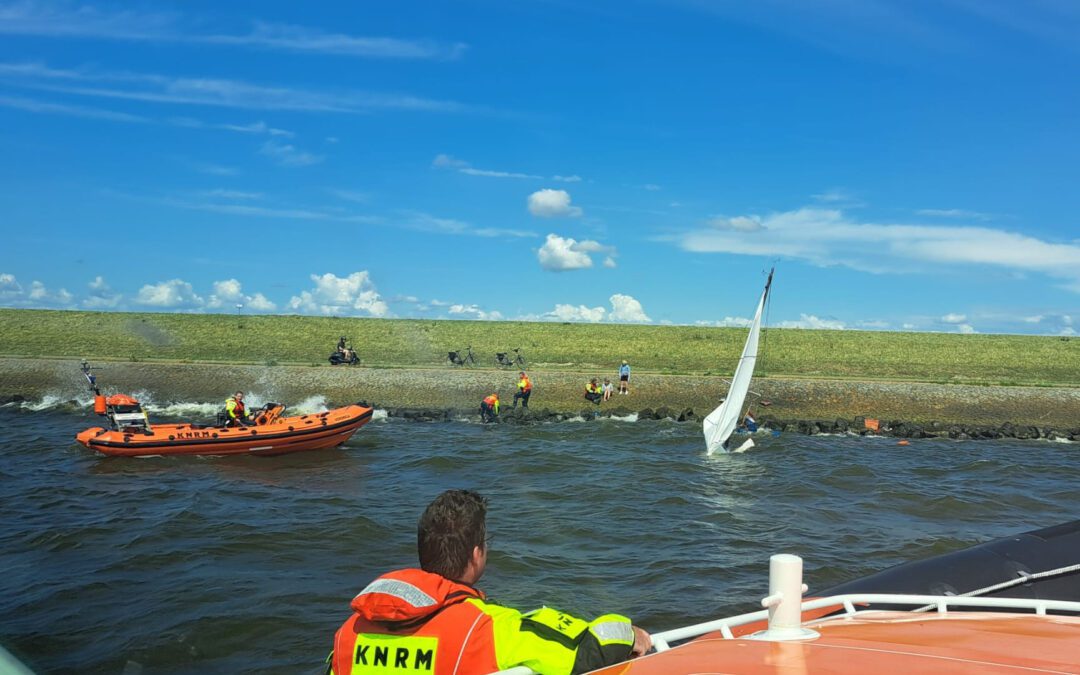 Zeilboot gezonken op het IJsselmeer