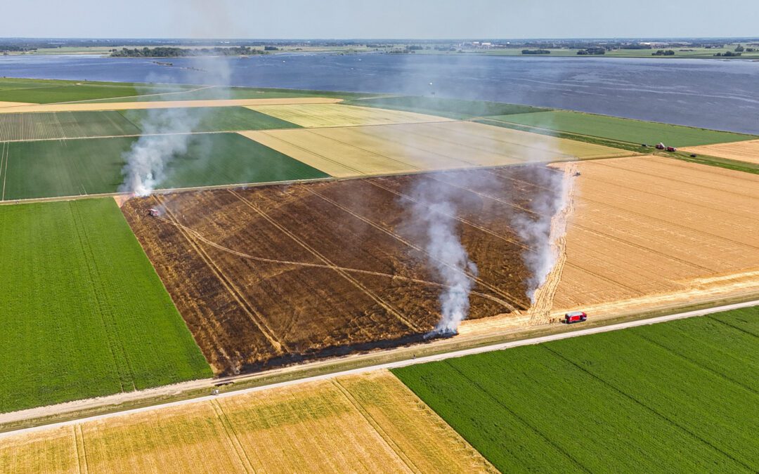 Grote brand op akker bij Zwartemeerweg