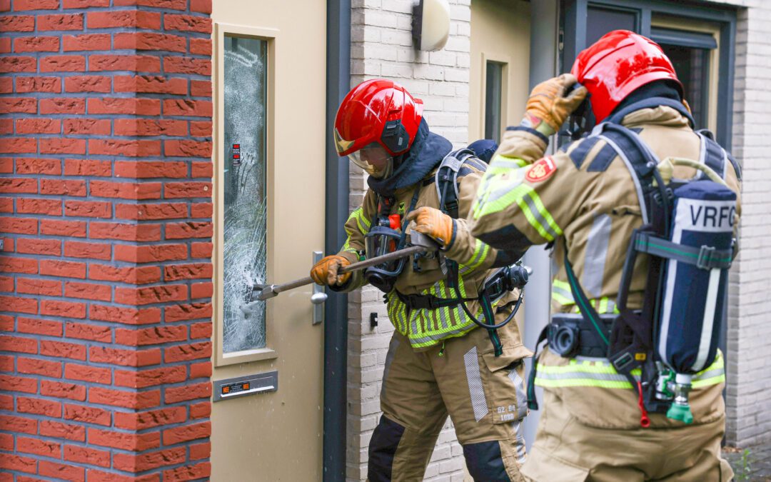 Brandweer slaat raam in bij mogelijke ‘woningbrand’