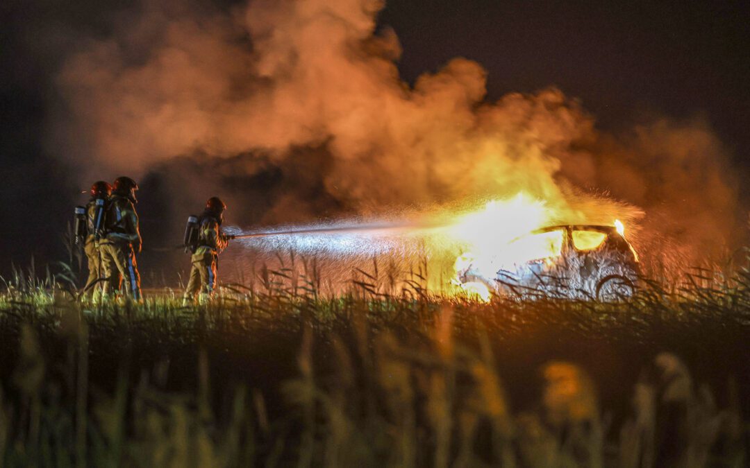 Auto uitgebrand na aanrijding op A6