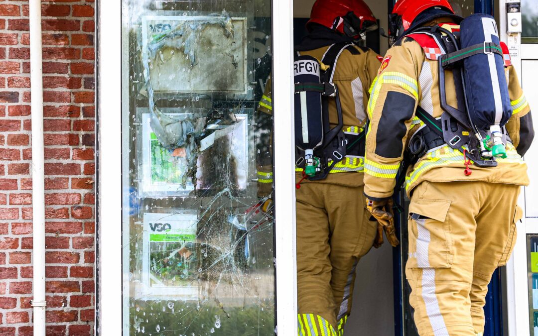 Brand in etalage van makelaarskantoor