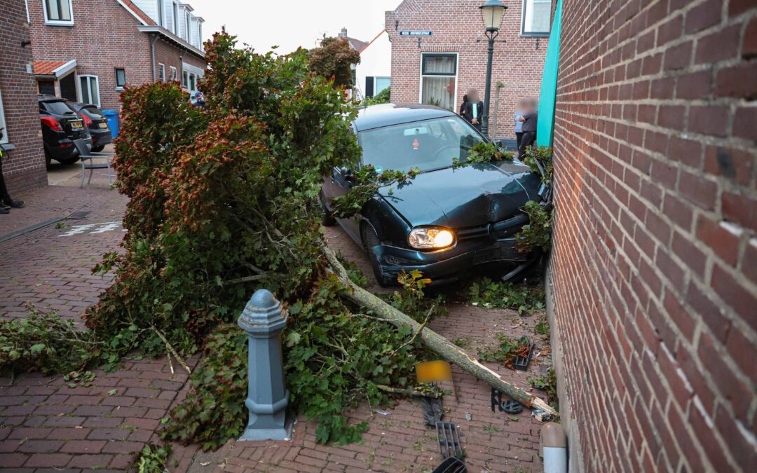 Auto botst tegen woning in Wijk 3