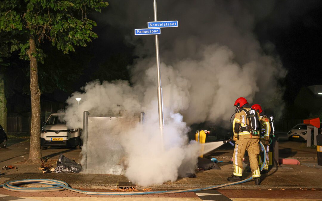 Textielcontainer in brand aan Sondelstraat