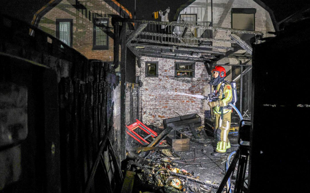 Veel schade in tuin en woning na nachtelijke brand