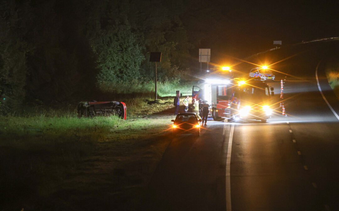 Gekantelde auto bij nachtelijk ongeluk op A6