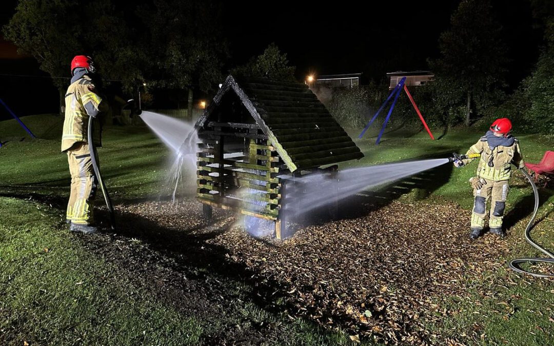 Speelhuisje verwoest door brand