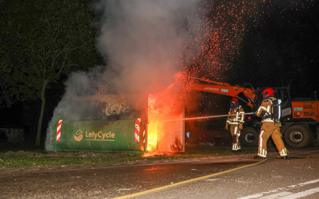 Felle containerbrand bij afgesloten rotonde