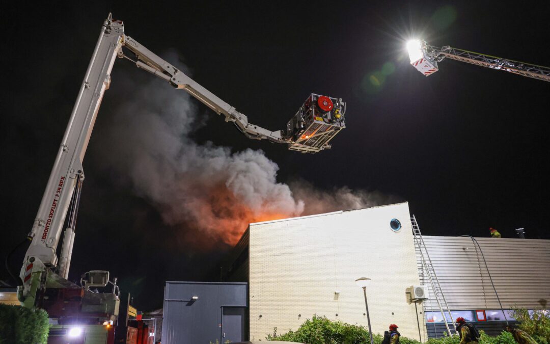Grote brand op dak van sportcentrum