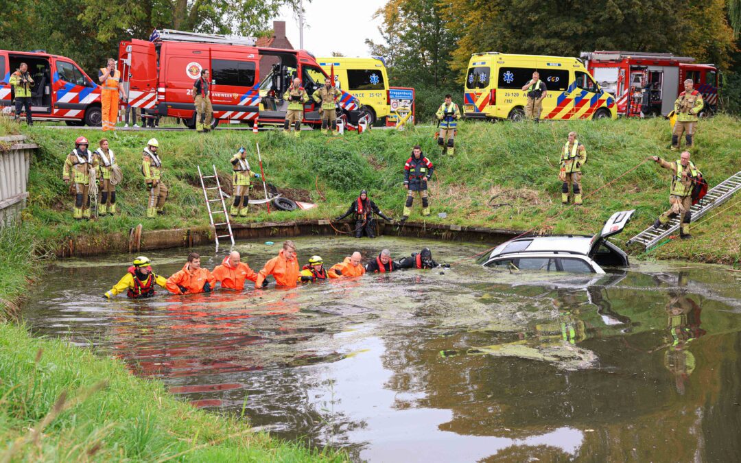 Vrouw gered uit auto te water langs N352