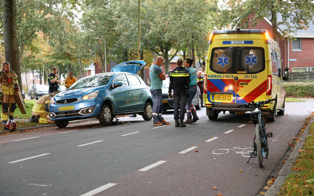 Jongen lichtgewond na beknelling onder auto