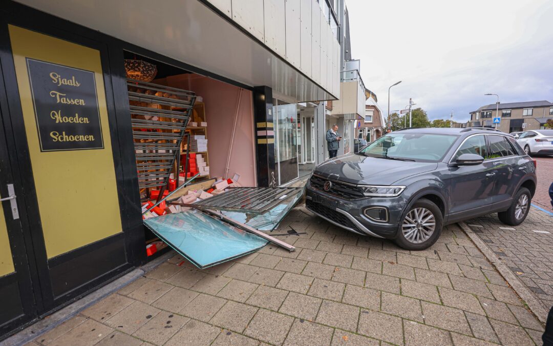 Auto ramt winkelpui, geen gewonden
