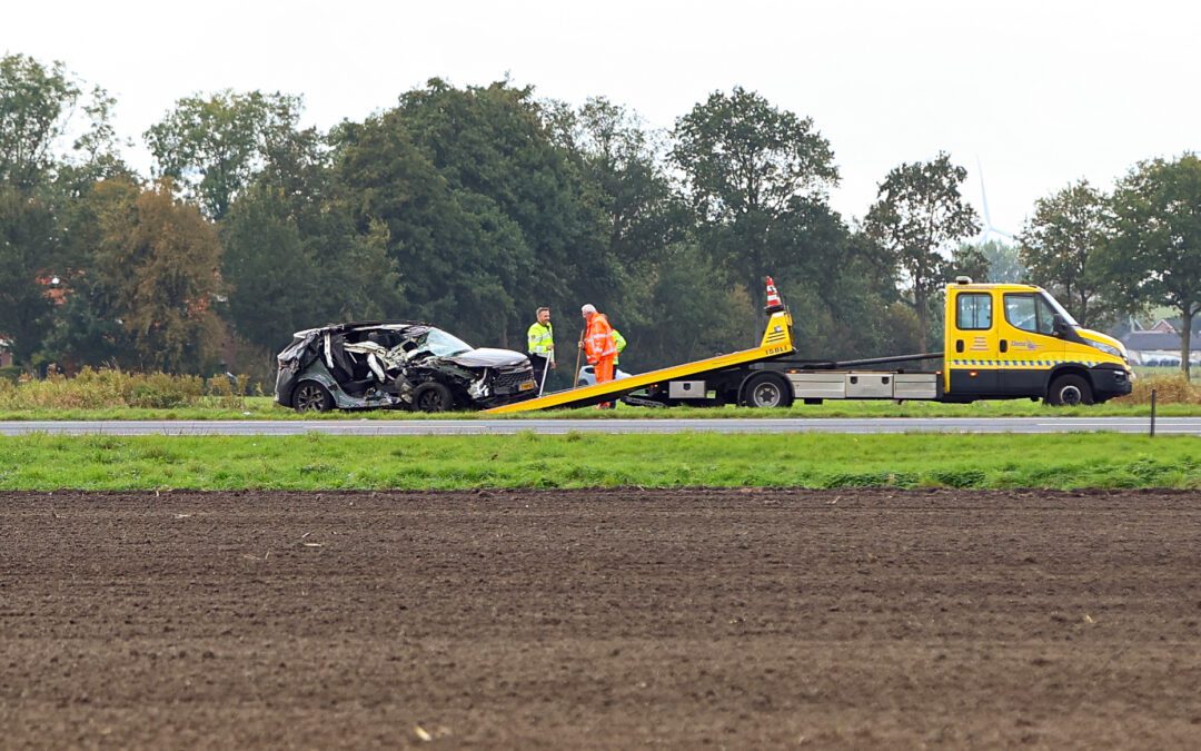 Auto botst achterop vrachtwagen op A6