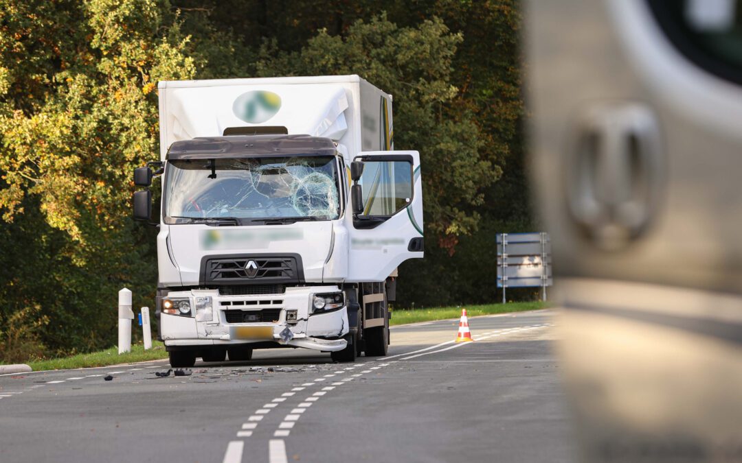 Flinke botsing tussen vrachtwagen en camper