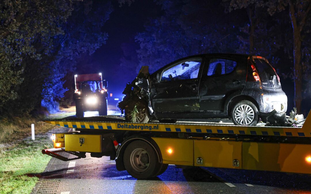 Auto botst achterop trekker op Nagelerweg