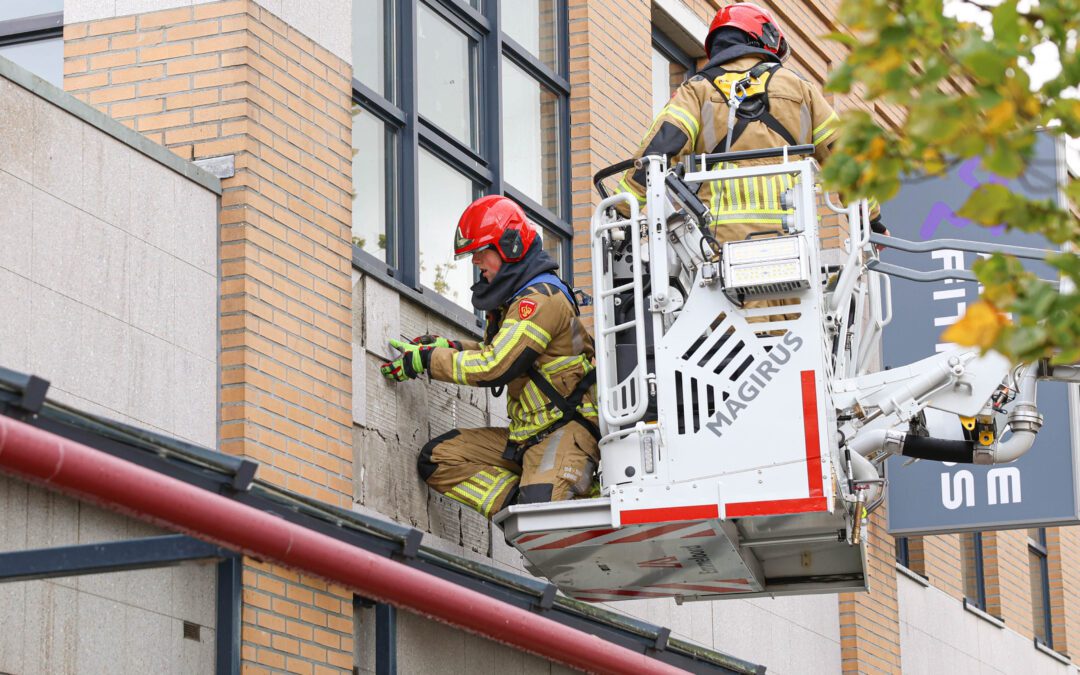 Loszittende geveltegels houden brandweer bezig