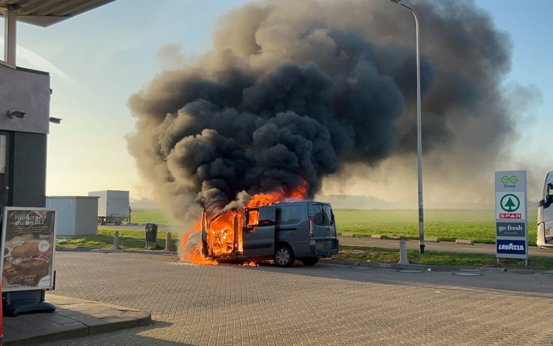 Busje uitgebrand bij tankstation Han Stijkel