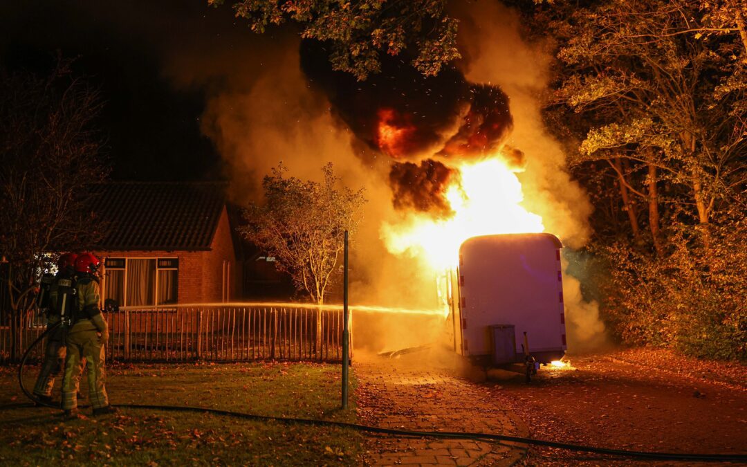 Felle brand verwoest bouwkeet