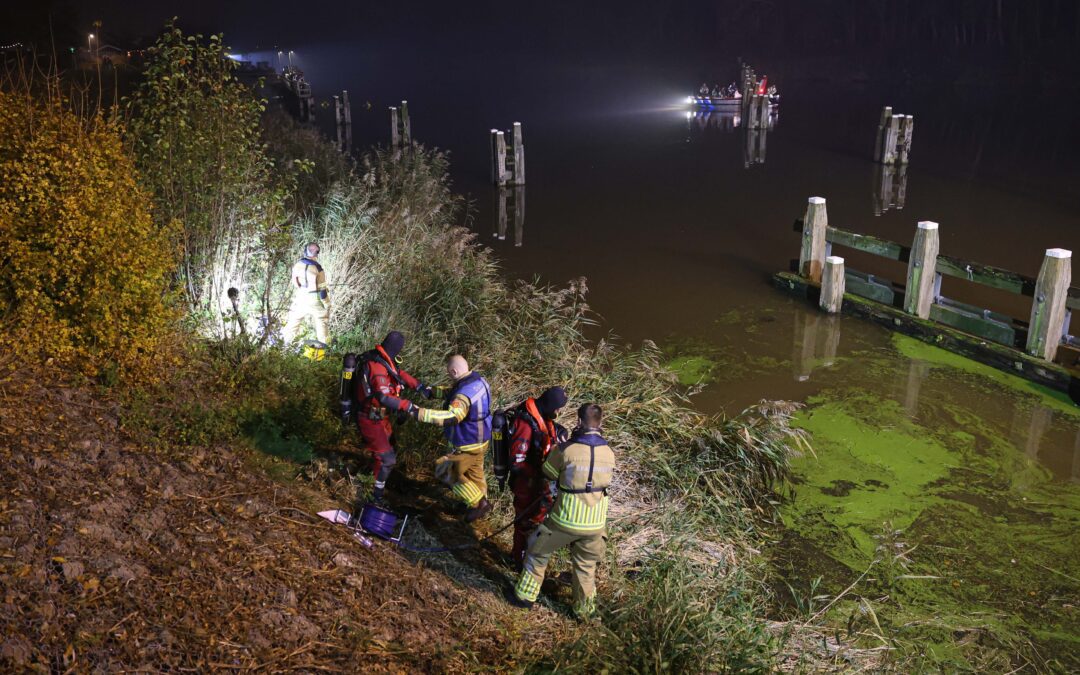 Zoekactie naar persoon te water bij Friese Sluis