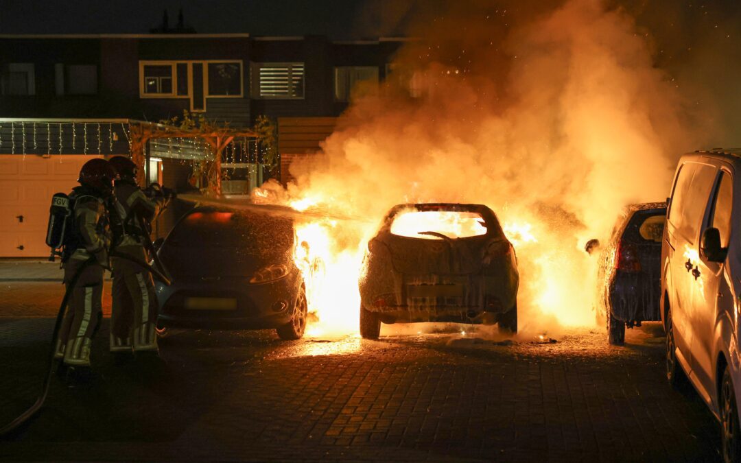 Drie auto’s betrokken bij felle brand Pallasstraat