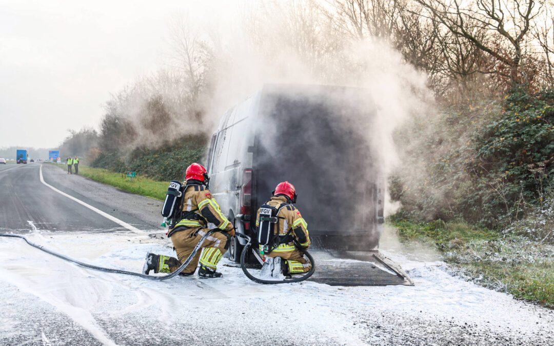 Bestelbus uitgebrand, A6 even dicht