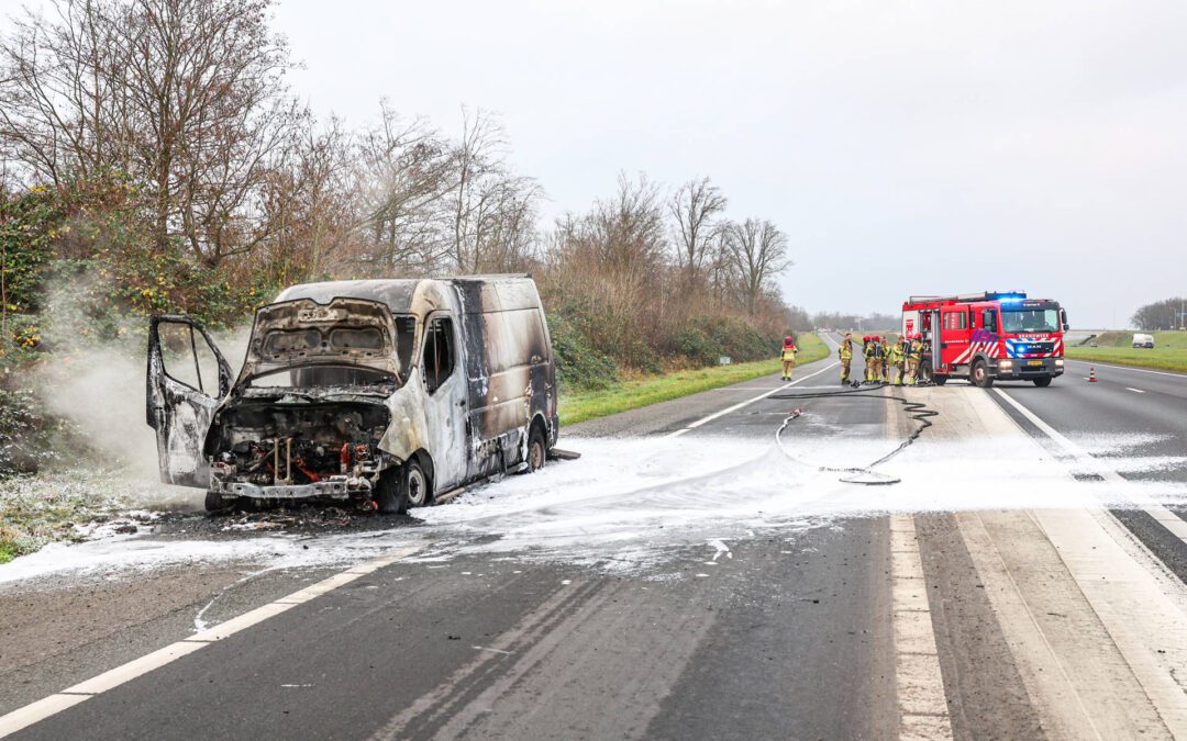 Bestelbus uitgebrand, A6 even dicht