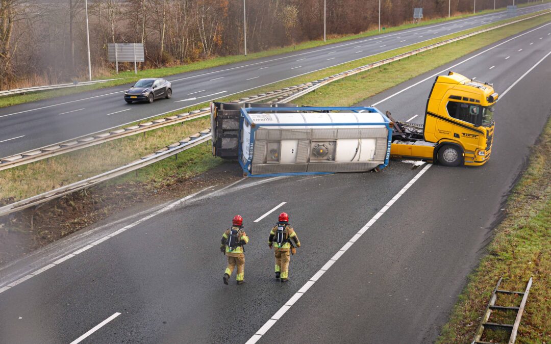 Vrachtwagen met varkensvet gekanteld op A6